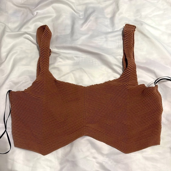Hera Collection Tops - NWOT HERA Collection, Women's Crop Top, large Tan, V-Neck